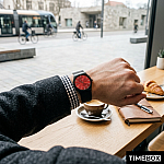 Часовник за жени Bering Time Slim Classic 11930-228 Red Dial. Верижка метална в черен цвят. Кварцов механизъм. Водозащита 5 АТМ (душ).