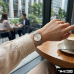 Ръчен часовник Armani Exchange AX5900 Zoe Часовник за жени Armani Exchange AX5900 Zoe. Верижка метална в сребрист цвят. Кварцов механизъм. Водозащита 5 АТМ (душ).