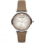 Emporio Armani AR1768 Gianni T-Bar Часовник за жени Emporio Armani AR1768 Gianni T-Bar. Верижка естествена кожа в кафяв цвят. Кварцов механизъм. Водозащита 3 АТМ (водни пръски).