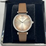Часовник за жени Emporio Armani AR1768 Gianni T-Bar. Верижка естествена кожа в кафяв цвят. Кварцов механизъм. Водозащита 3 АТМ (водни пръски).