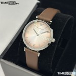 Часовник за жени Emporio Armani AR1768 Gianni T-Bar. Верижка естествена кожа в кафяв цвят. Кварцов механизъм. Водозащита 3 АТМ (водни пръски).