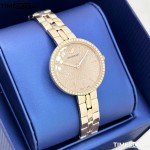 Часовник за жени Swarovski 5517800 Cosmopolitan. Верижка метална в златист цвят. Кварцов механизъм. Водозащита 5 АТМ (душ).