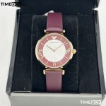 Часовник за жени Emporio Armani AR11487 Gianni T-Bar. Верижка естествена кожа в червен цвят. Кварцов механизъм. Водозащита 3 АТМ (водни пръски).