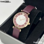 Часовник за жени Emporio Armani AR11487 Gianni T-Bar. Верижка естествена кожа в червен цвят. Кварцов механизъм. Водозащита 3 АТМ (водни пръски).