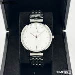 Часовник за жени Armani Exchange AX5900 Zoe. Верижка метална в сребрист цвят. Кварцов механизъм. Водозащита 5 АТМ (душ).