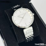 Часовник за жени Armani Exchange AX5900 Zoe. Верижка метална в сребрист цвят. Кварцов механизъм. Водозащита 5 АТМ (душ).
