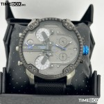 Часовник за мъже Diesel DZ7420 Mr Daddy Chronograph. Верижка силиконова в черен цвят. Кварцов механизъм. Водозащита 3 АТМ (водни пръски).